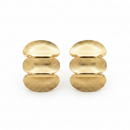 Pendientes dorados fondo blanco