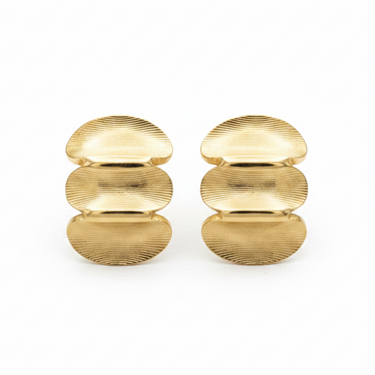 Pendientes dorados fondo blanco