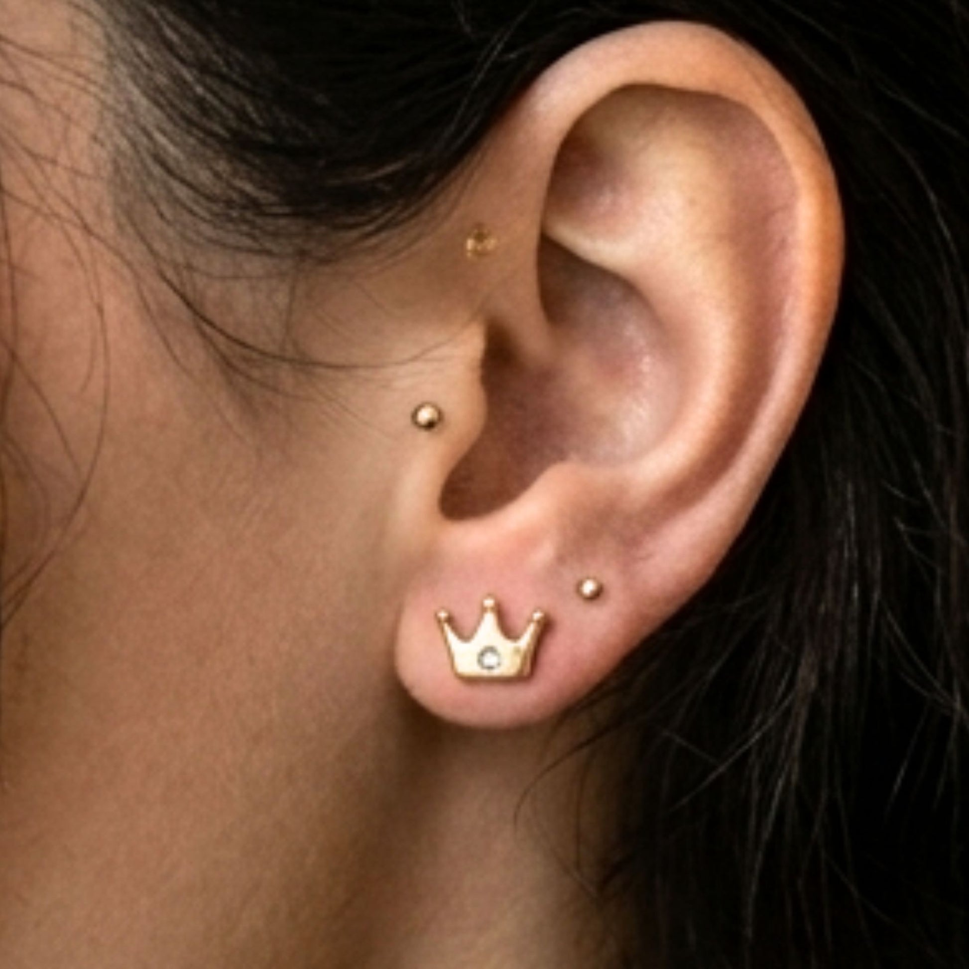 Chica luciendo Pendientes de plata baño de oro dorados diseño joyería osnor moda 