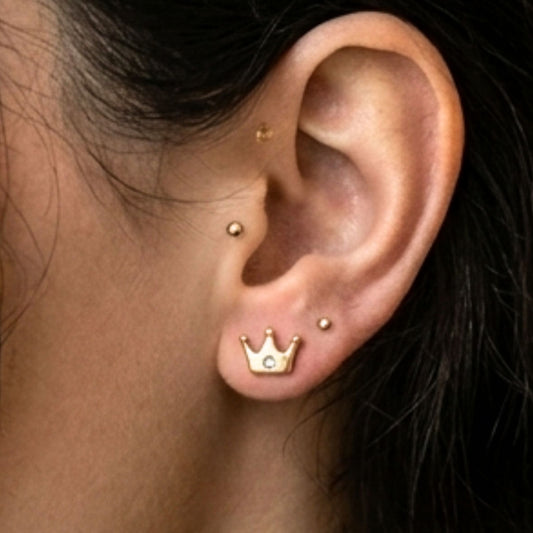 Chica luciendo Pendientes de plata baño de oro dorados diseño joyería osnor moda 