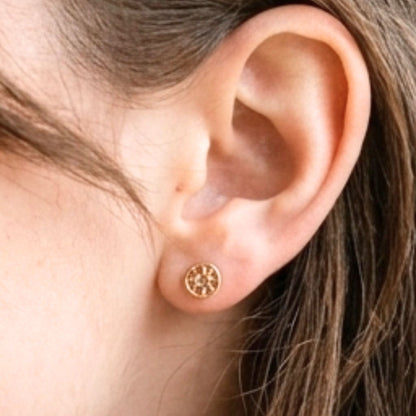 Chica luciendo Pendientes de plata baño de oro dorados diseño joyería osnor 