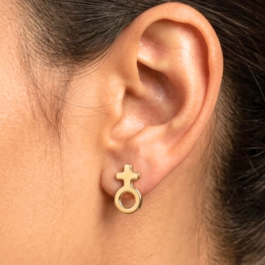 Chica luciendo Pendientes de plata baño de oro dorados diseño joyería osnor moda moderno elegante 