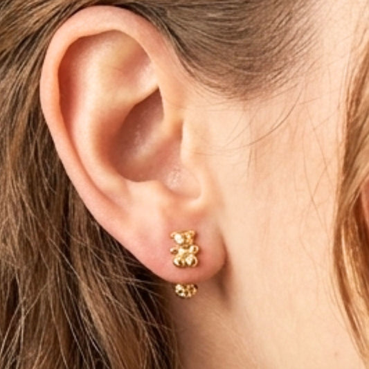 Chica luciendo Pendientes de plata baño de oro dorados diseño de joyería Osnor 