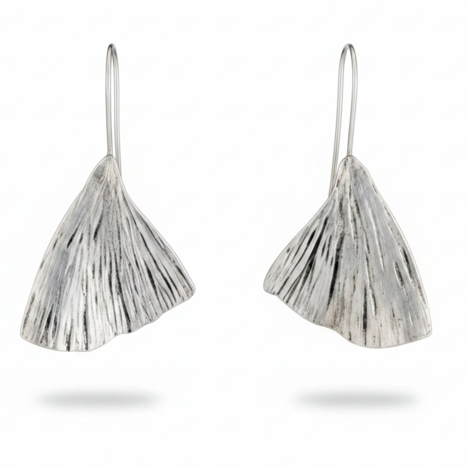 Detalle textura rayada pendientes abanico zamak plateado - Joyería Osnor Zamak