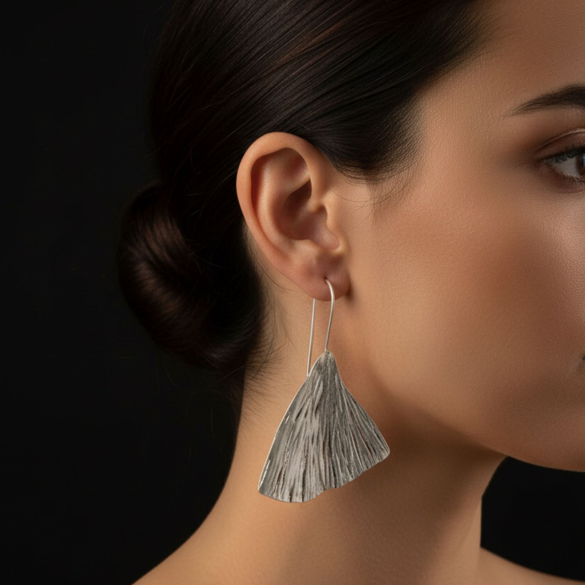 Mujer con pendientes abanico zamak plateado diseño exclusivo - Joyería Osnor Zamak