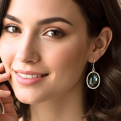 chica luciendo pendiente exclusivo joyeria osnor zamak