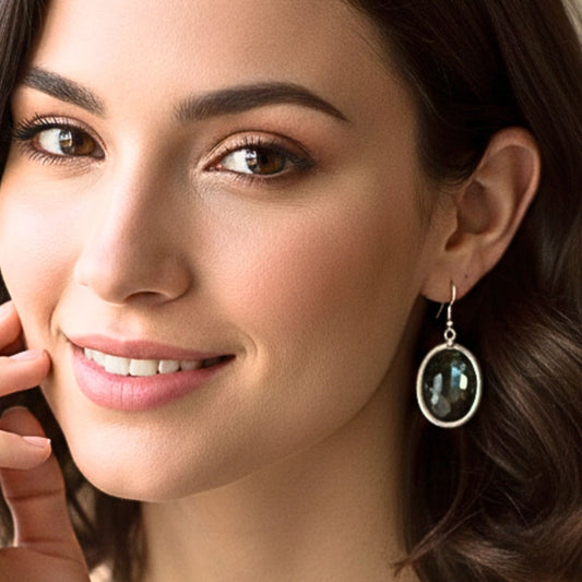chica luciendo pendiente exclusivo joyeria osnor zamak