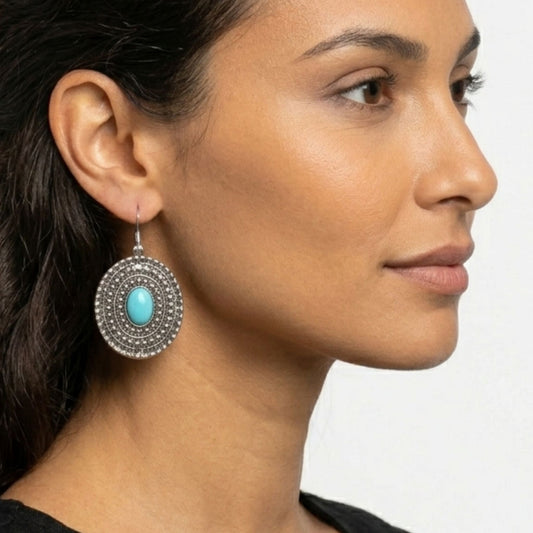 Mujer Luciendo Pendientes Zamak hipoalergénico piedra color turquesa cierre gancho-hippie Joyería Osnor 