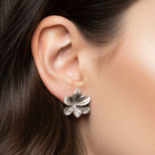 Pendientes Flor Relieve Envejecido Zamak Plateado | Joyería Osnor