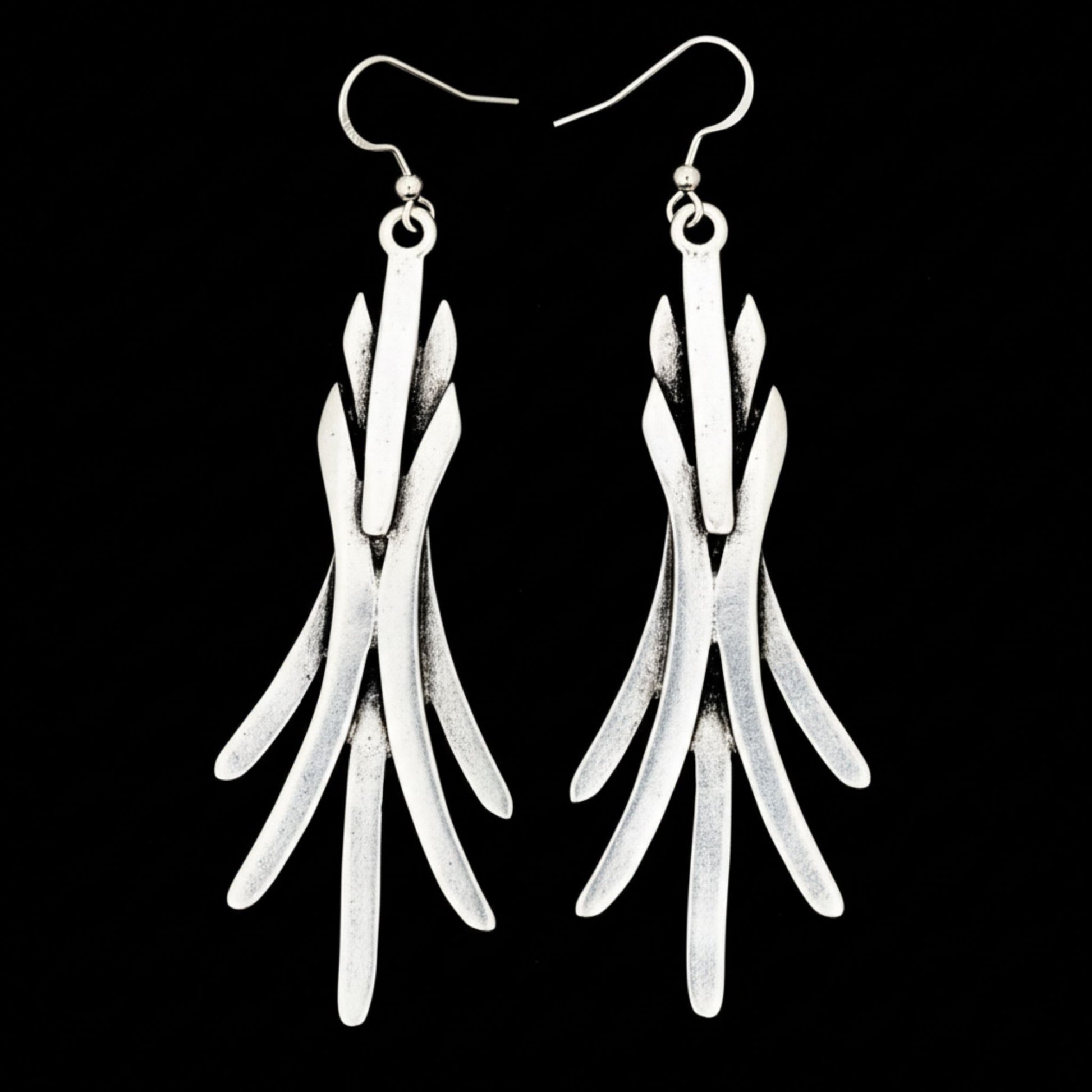 Pendientes zamak largos plateados con cierre hippie visible - Joyería Osnor Zamak