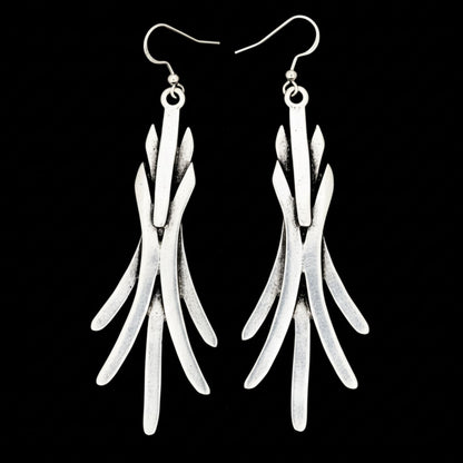 Pendientes zamak largos plateados con cierre hippie visible - Joyería Osnor Zamak