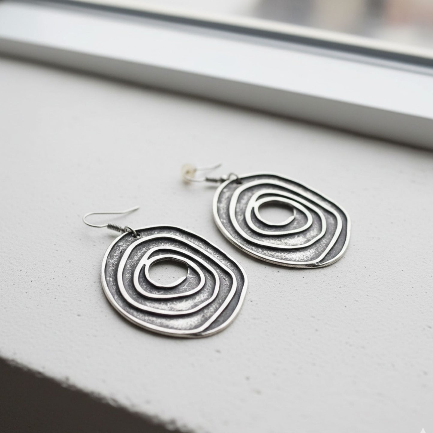 Pendientes Zamak Plateado Espiral Concéntrica Texturizada Cierre Hippie. Joyeria Osnor