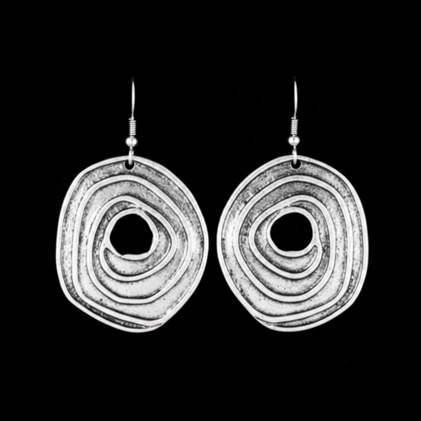 Pendientes Zamak Plateado Espiral Concéntrica Texturizada Cierre Hippie. Joyeria Osnor