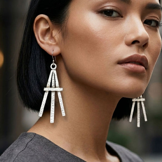 Mujer Luciendo Pendientes Zamak Largos Geométricos Articulados Diseño Exclusivo Hipoalergénicos. Joyeria Osnor