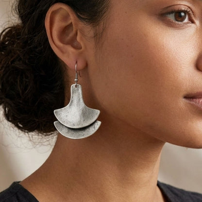 Mujer Luciendo Pendientes Zamak Doble Media Luna Escalonados Geométrico Plateado Hipoalergénicos. Joyeria Osnor