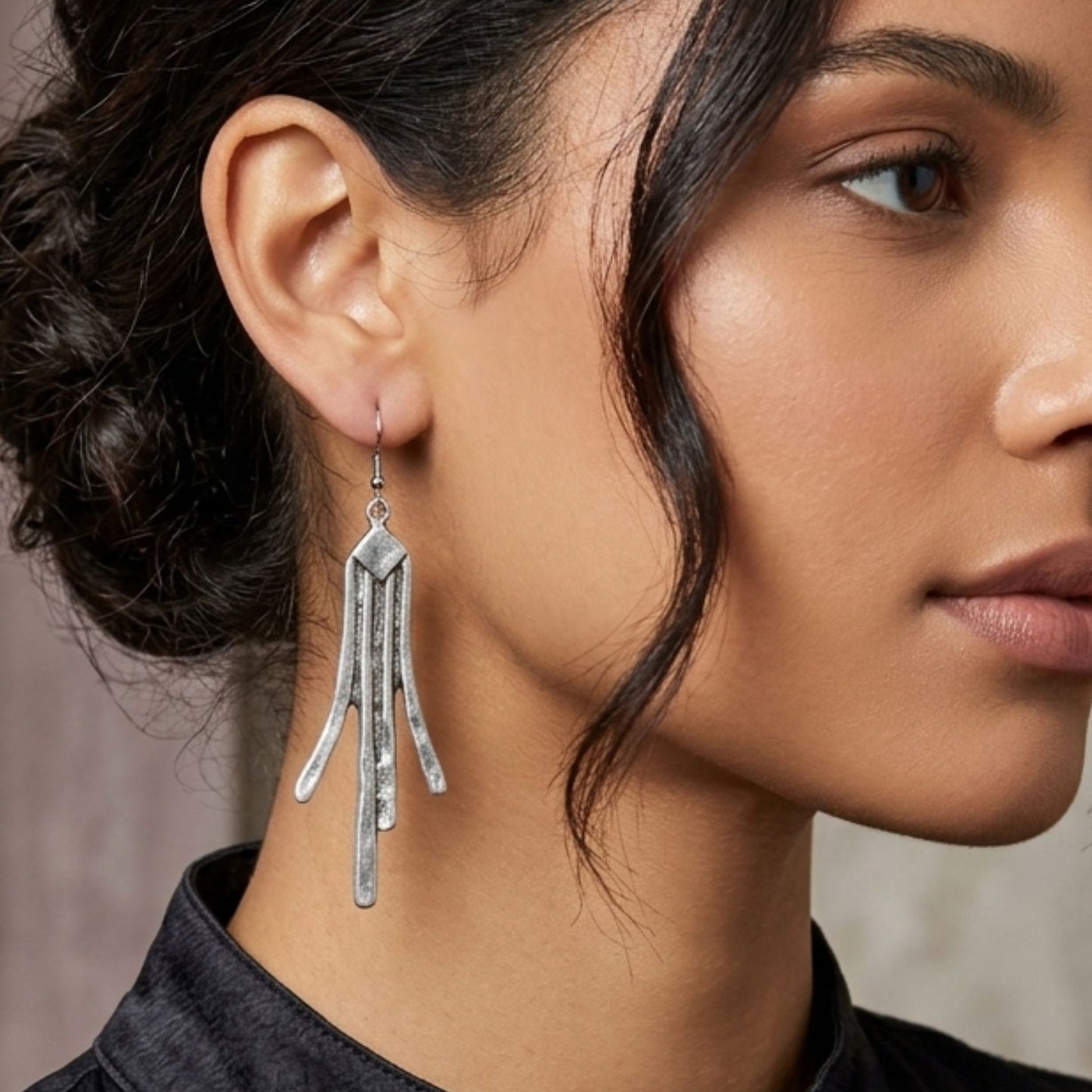 Mujer Luciendo Pendientes Zamak Largos Lisos Diseño Minimalista Hipoalergénicos