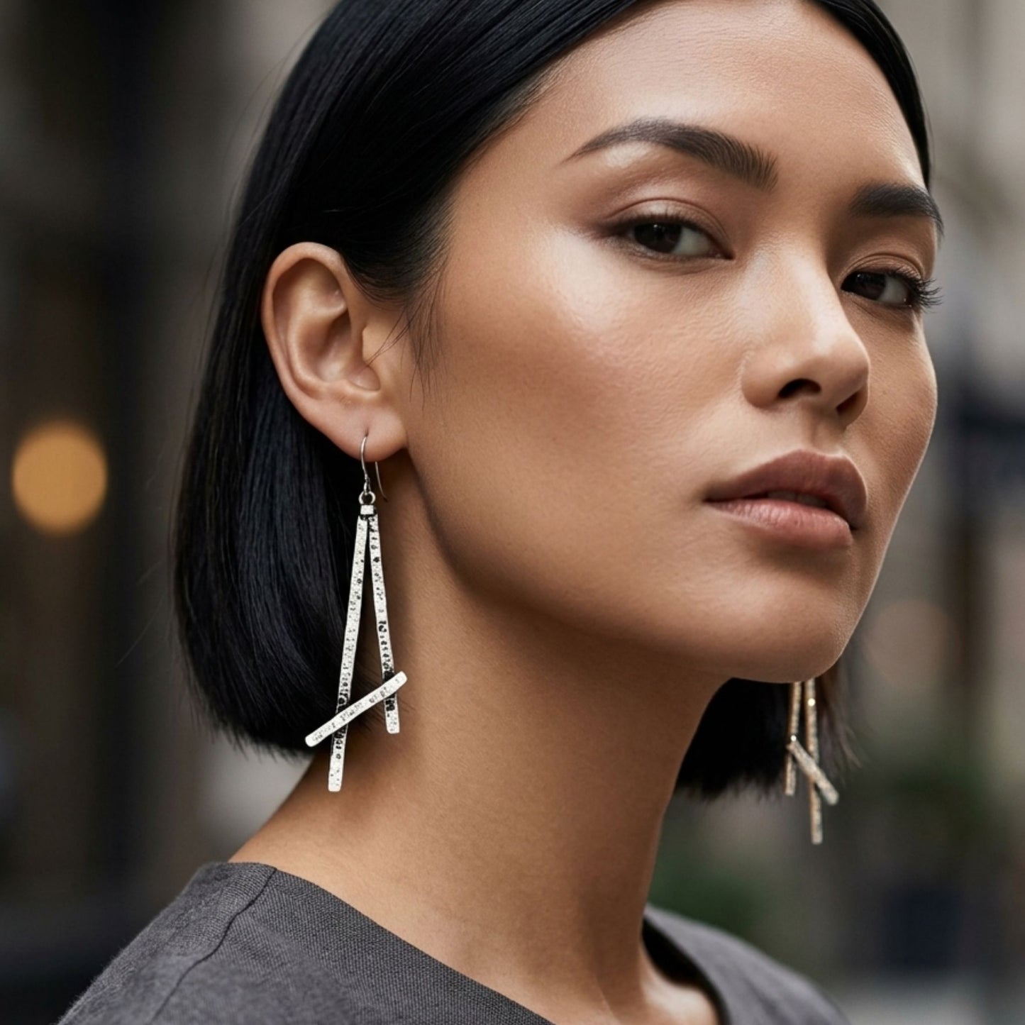Mujer Luciendo Pendientes Zamak Largos Barras Geométricas Diseño Minimalista Hipoalergénicos. Joyeria Osnor