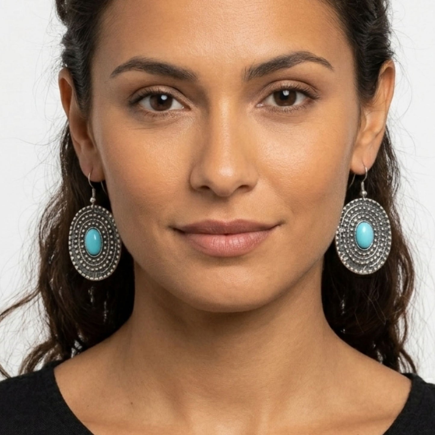 Mujer Luciendo Pendientes Zamak hipoalergénico piedra color turquesa cierre gancho-hippie Joyería Osnor 