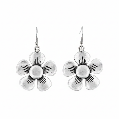 chica luciendo pendiente de flor exclusivo joyeria osnor zamak