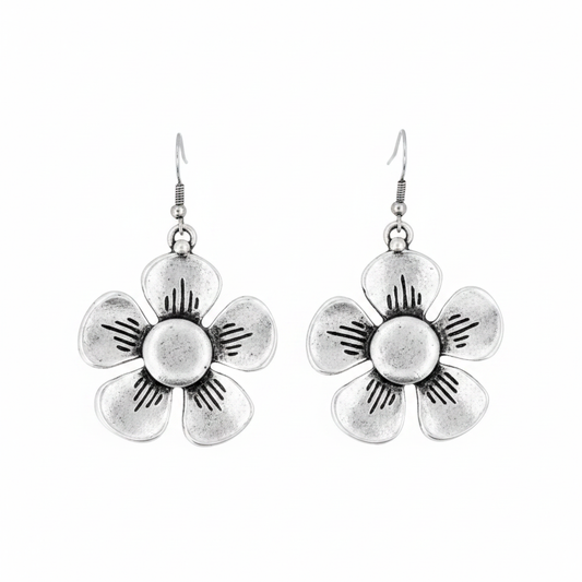 chica luciendo pendiente de flor exclusivo joyeria osnor zamak