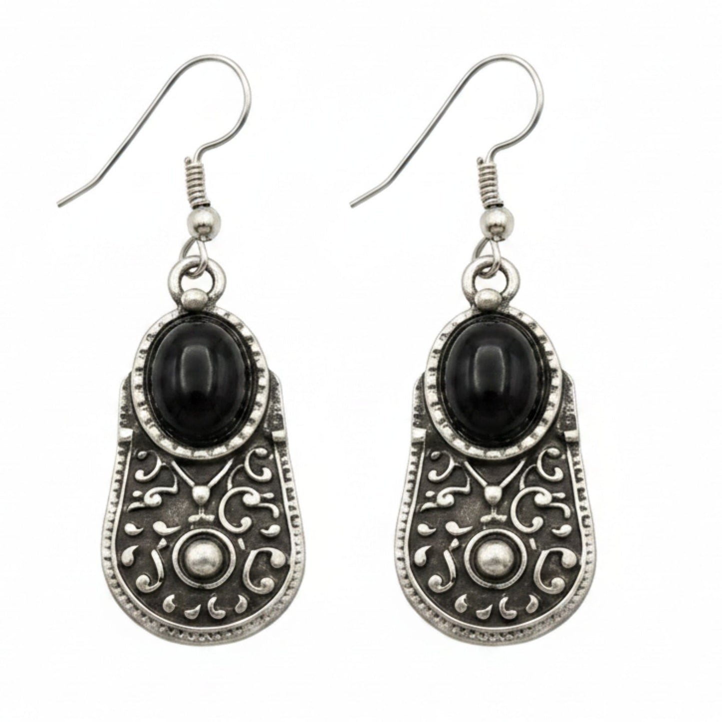 Pendientes de zamak con piedra negra, vista de detalle mostrando diseño calado y cierre gancho hippie hipoalergénico. Joyeria Osnor
