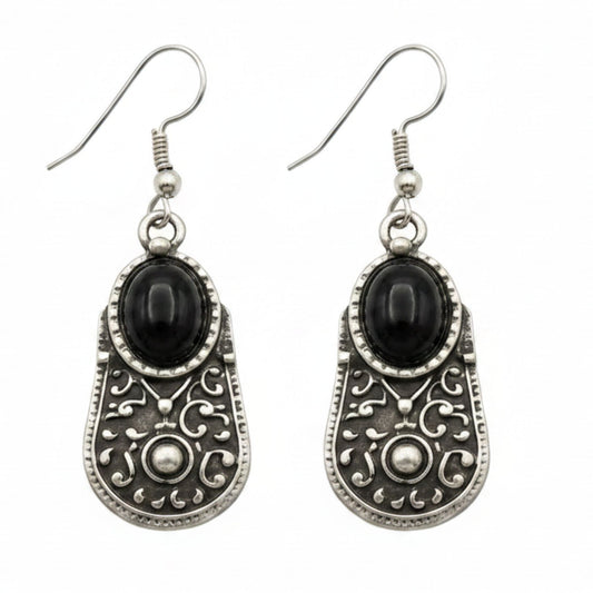 Pendientes de zamak con piedra negra, vista de detalle mostrando diseño calado y cierre gancho hippie hipoalergénico. Joyeria Osnor
