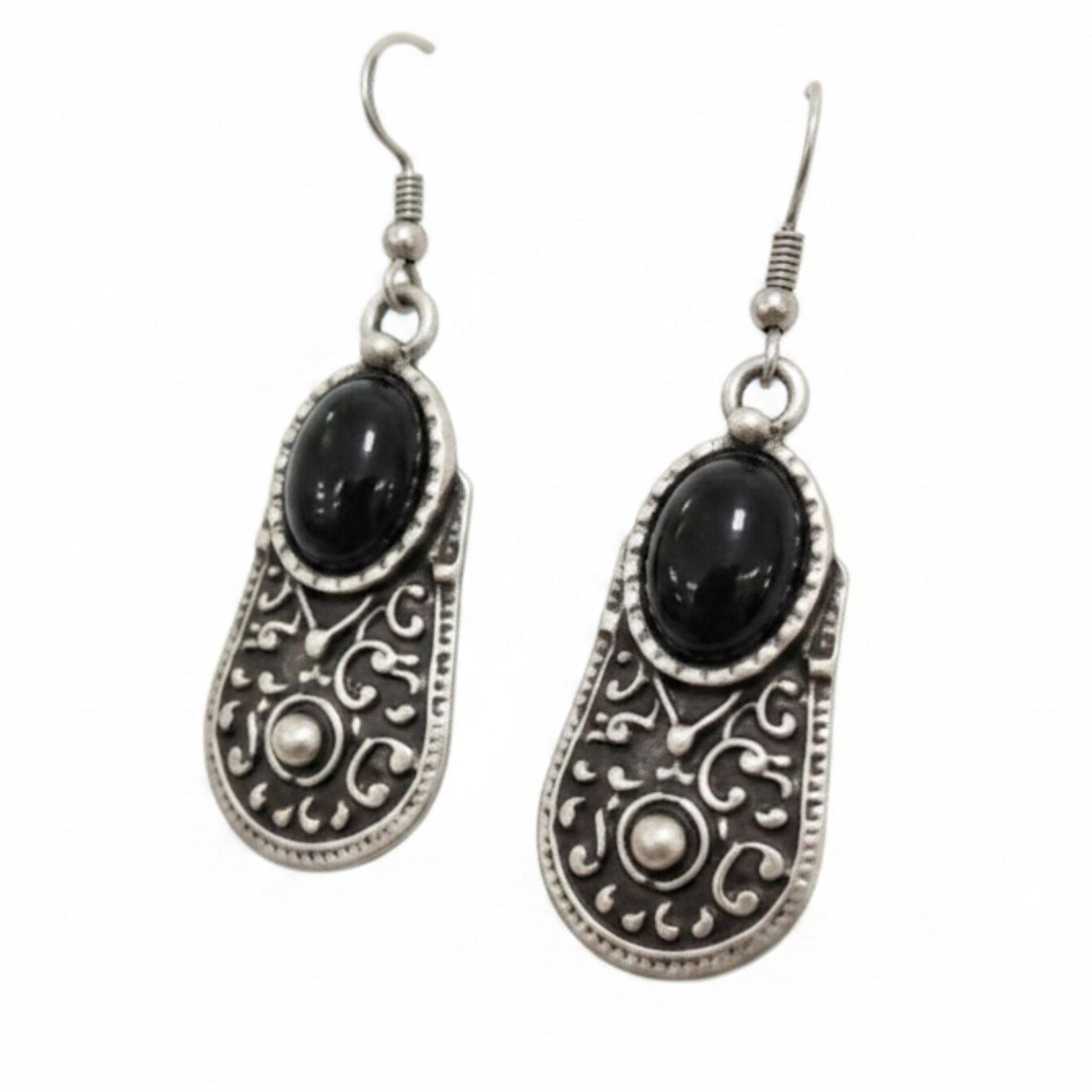 Pendientes de zamak con piedra negra, vista de detalle mostrando diseño calado y cierre gancho hippie hipoalergénico.Joyeria osnor
