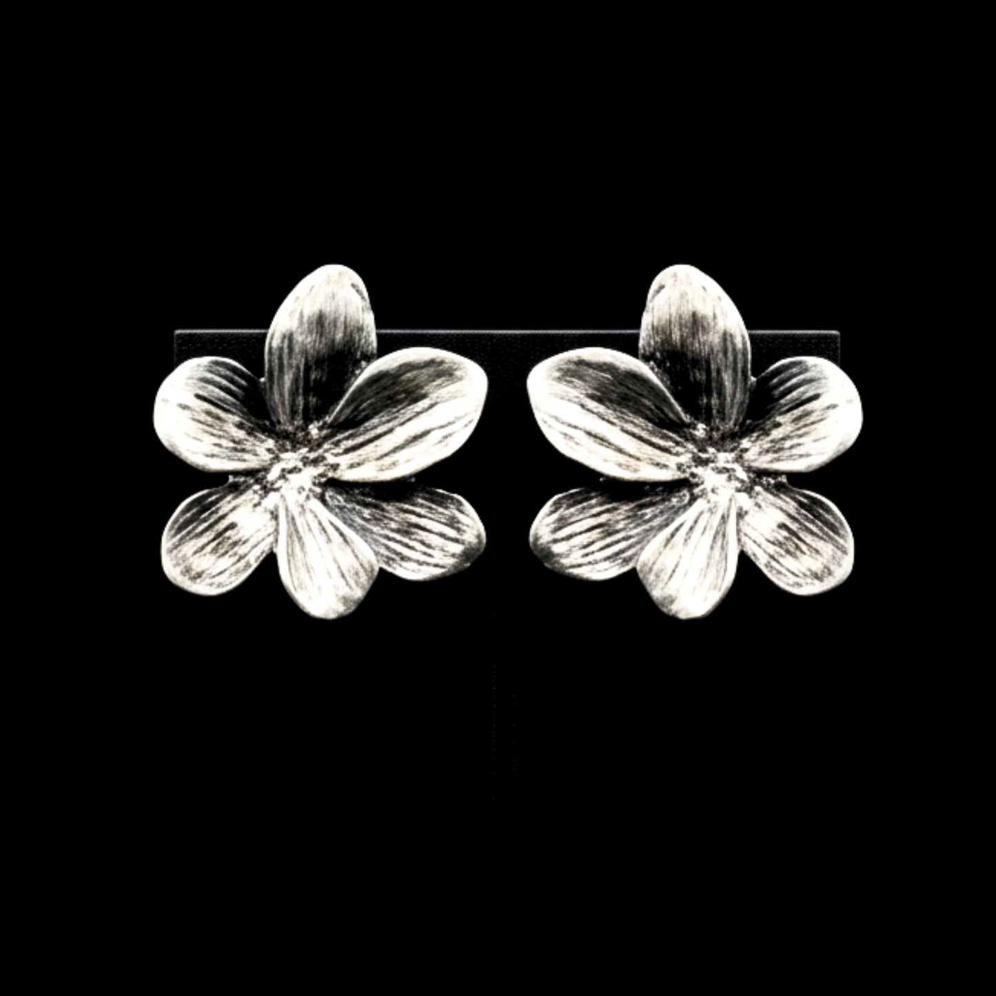 Pendientes Flor Relieve Envejecido Zamak Plateado | Joyería Osnor