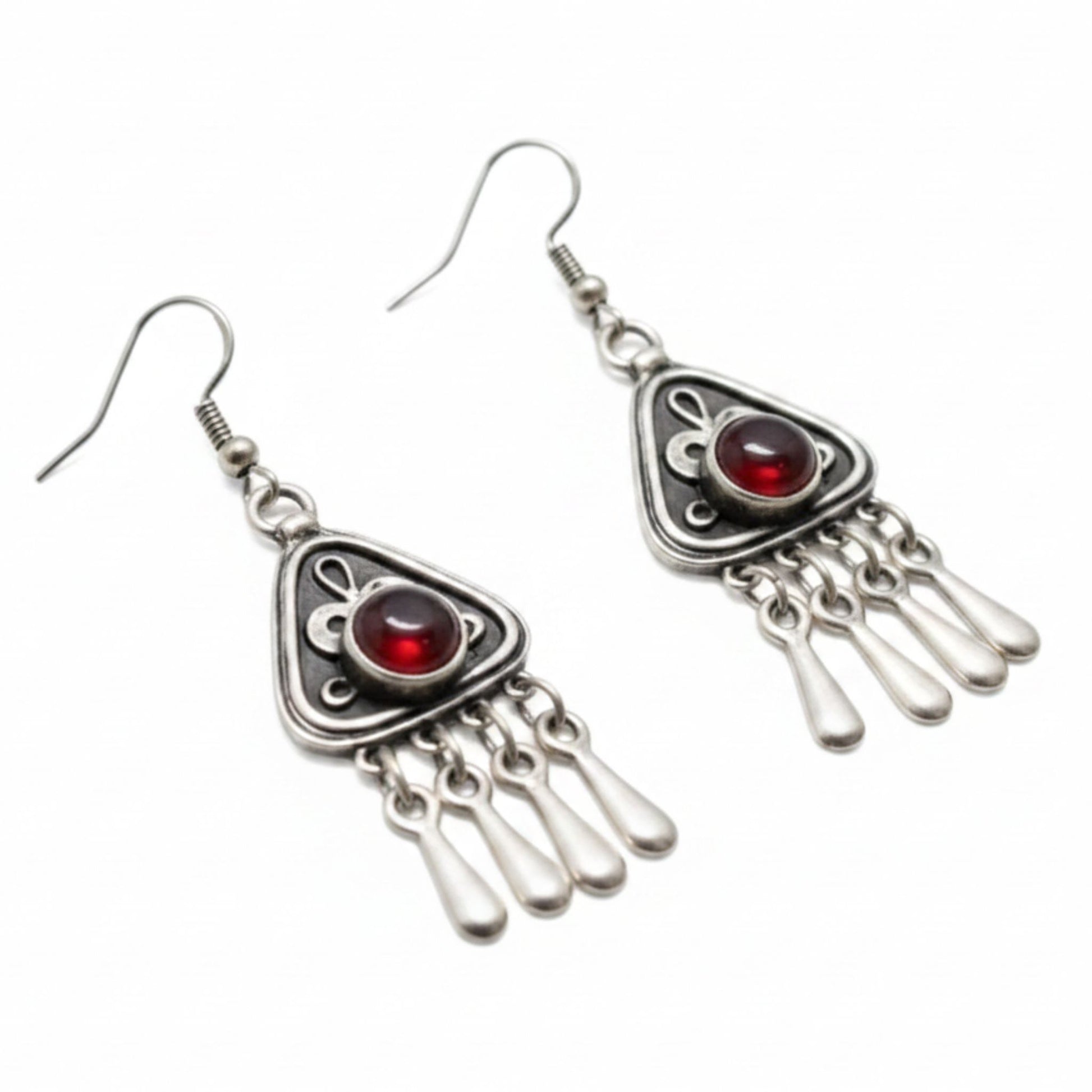 Pendientes triangulares Zamak  hipoalergénico con circonita roja y flecos- Joyería Osnor