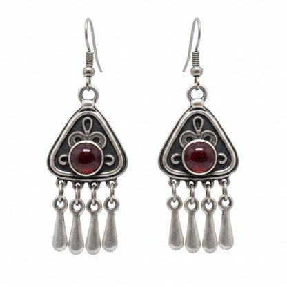 Pendientes triangulares Zamak Hipoalergénico con circonita roja y flecos cierre hippie- Joyería Osnor