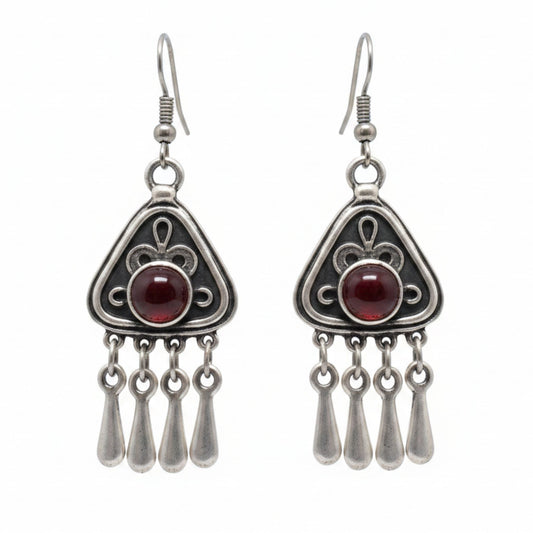 Pendientes triangulares Zamak Hipoalergénico con circonita roja y flecos cierre hippie- Joyería Osnor