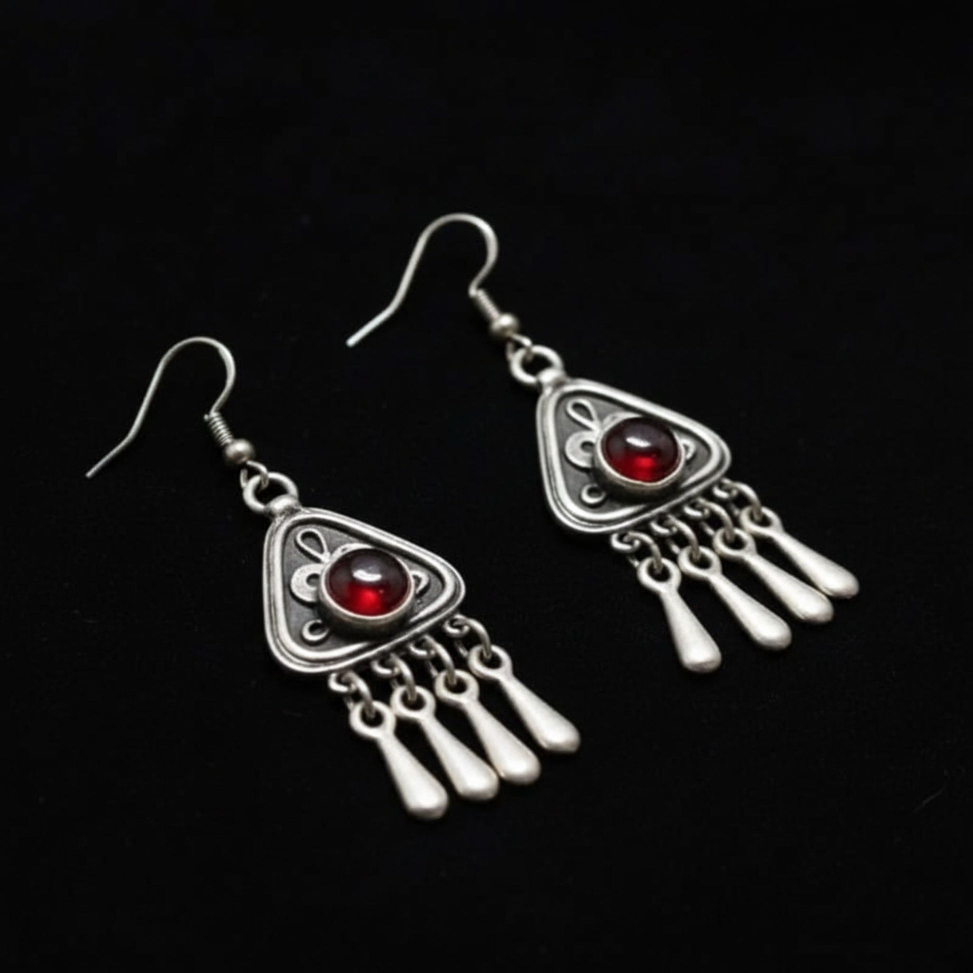 Pendientes triangulares Zamak  hipoalergénico con circonita roja y flecos- Joyería Osnor