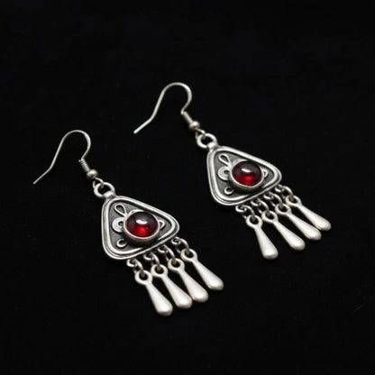 Pendientes triangulares Zamak  hipoalergénico con circonita roja y flecos- Joyería Osnor