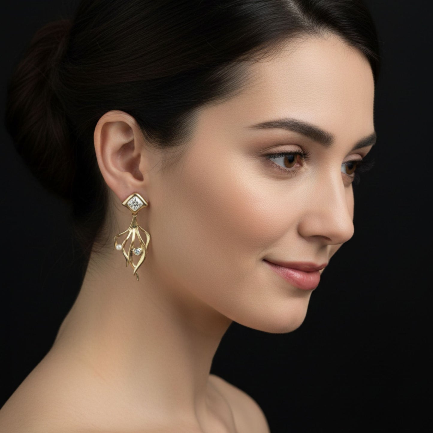 Chica luciendo Pendientes acero inoxidable dorado diseño mujer 