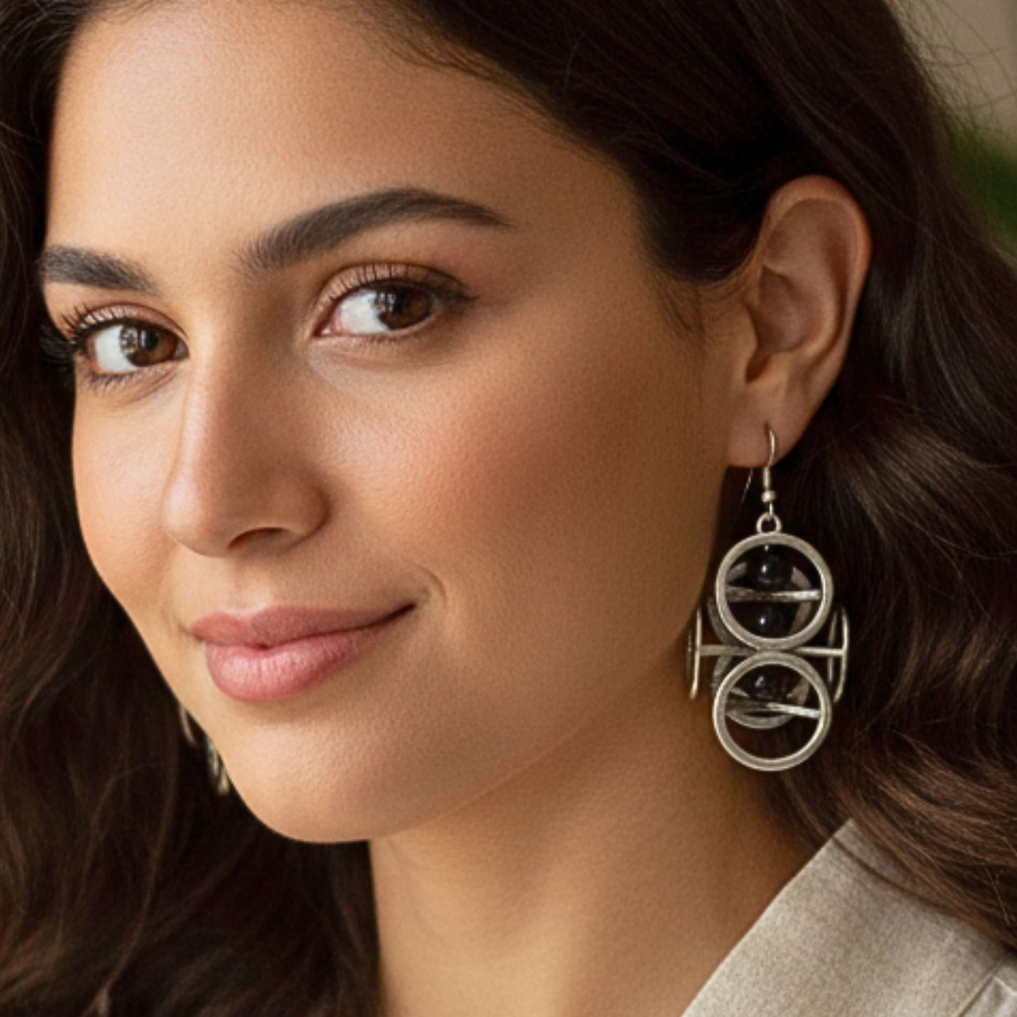 chica luciendo pendiente con piedras negras joyeria osnor zamak