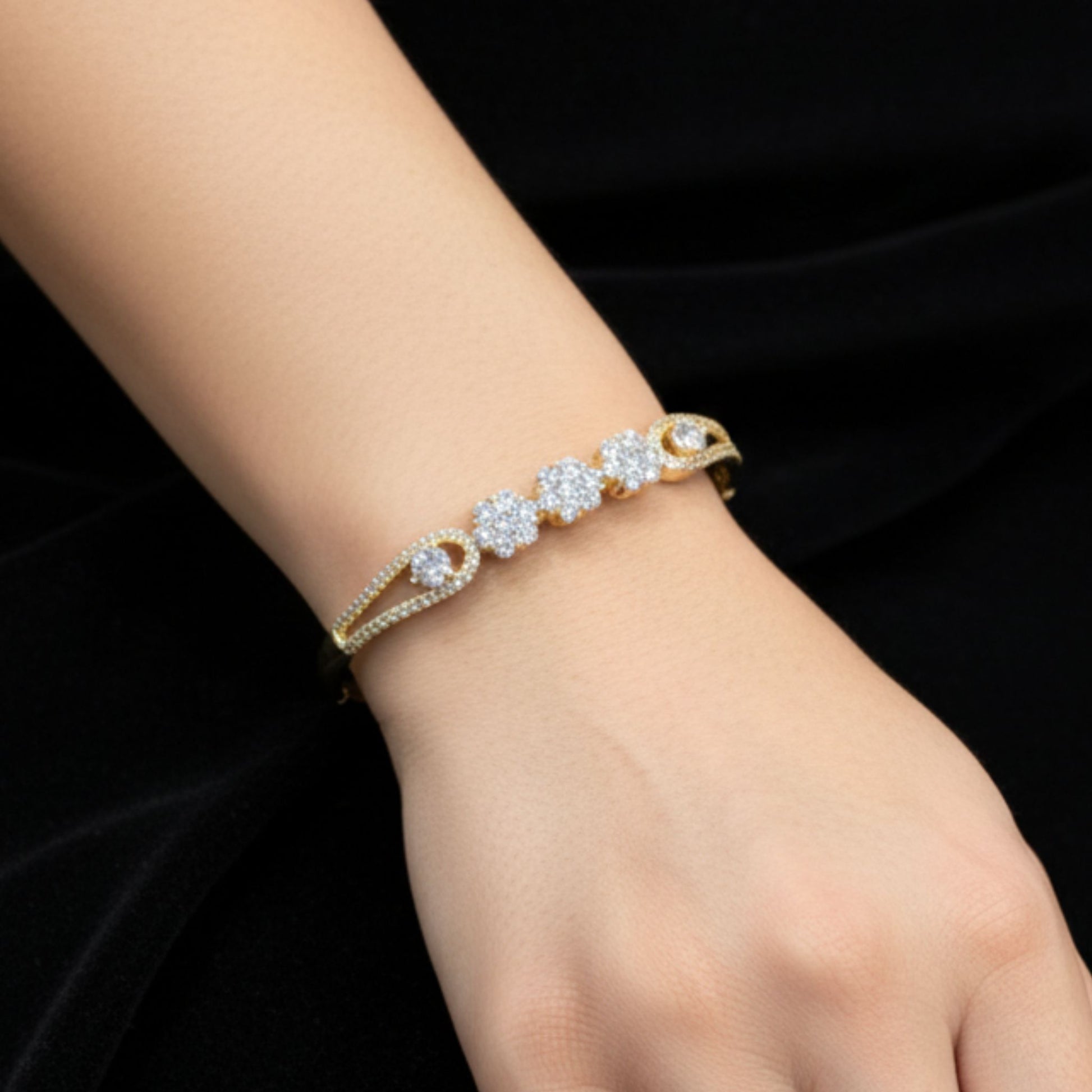chica ñuciendo brazalete acero dorado mujer diseño joyeria osnor