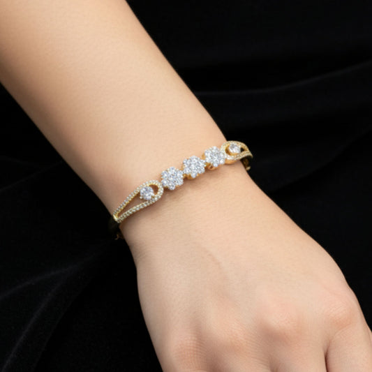 chica ñuciendo brazalete acero dorado mujer diseño joyeria osnor