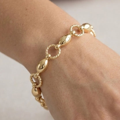 Chica luciendo pulsera de acero inoxidable dorado chapado oro 14ktes diseño joyería osnor 