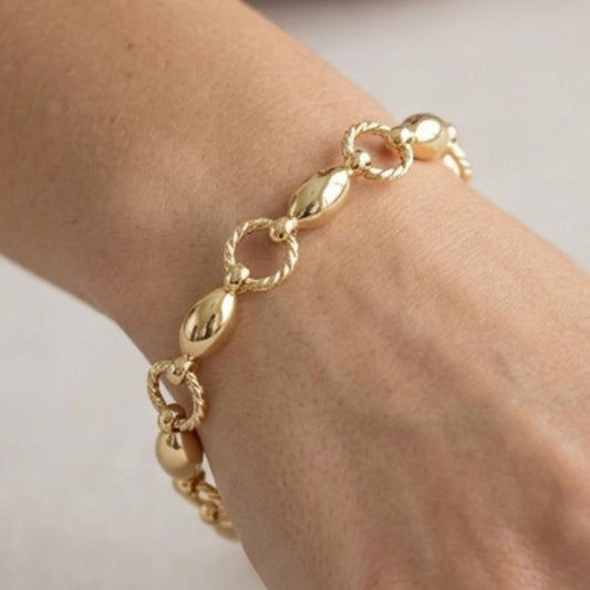 Chica luciendo pulsera de acero inoxidable dorado chapado oro 14ktes diseño joyería osnor 