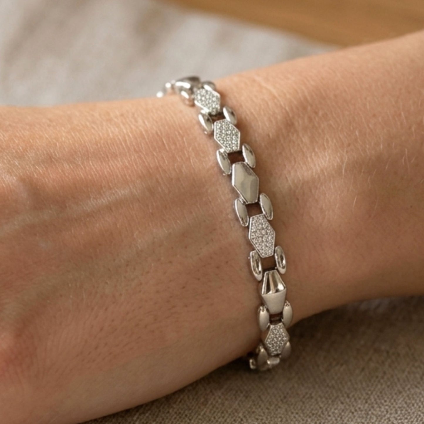 Chica luciendo pulsera de acero inoxidable plateado mujer diseño joyería osnor 