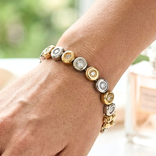 Chica luciendo pulsera de acero inoxidable dorado chapado oro 14ktes circonitas blancas engastadas diseño joyería osnor moda 