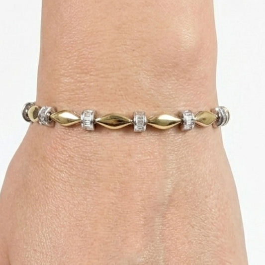 Chica luciendo pulsera de acero inoxidable dorado chapado oro 14ktes circonitas blancas engastadas diseño joyería osnor moda moderno elegante boda fiesta glamour lujo elegante diario 