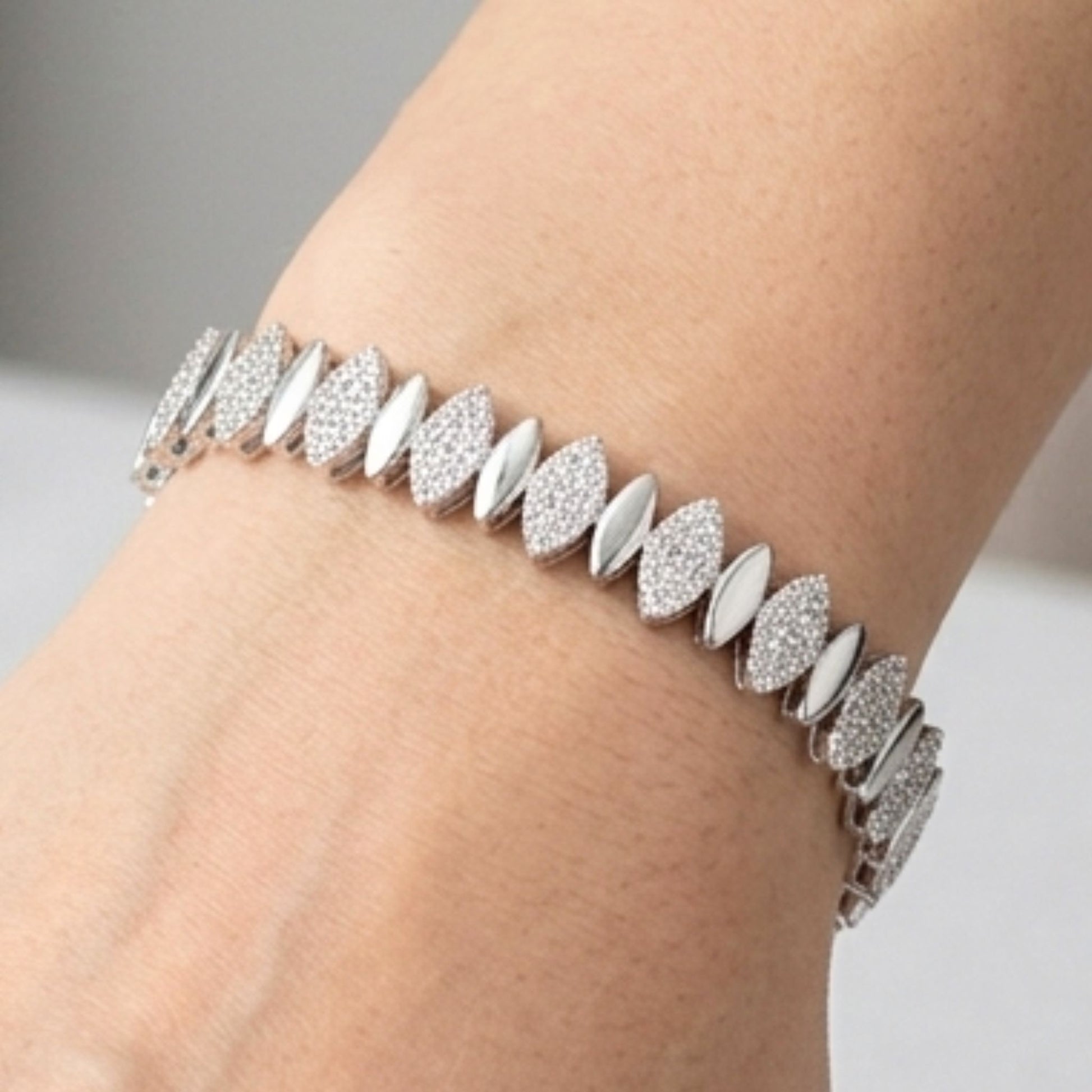 Chica luciendo pulsera de acero inoxidable plateado diseño joyería osnor 