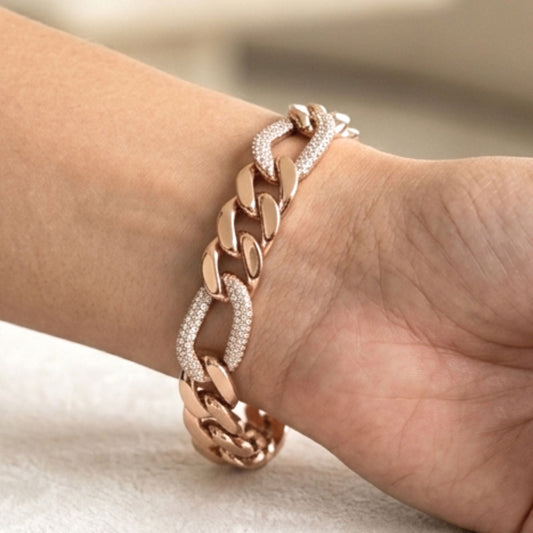 Chica luciendo pulsera de acero inoxidable rosa unisex diseño joyería osnor moda moderno 