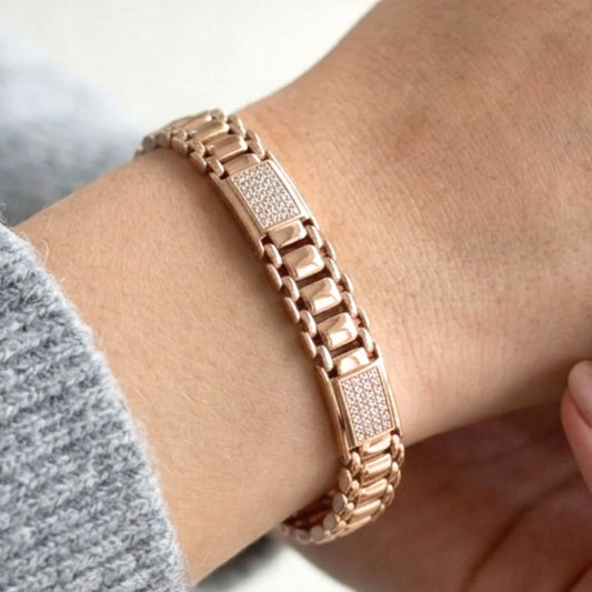 Chica luciendo pulsera de acero inoxidable rosa unisex volumen diseño joyería osnor moda moderno 