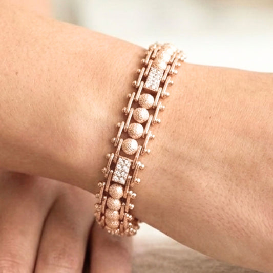 Chica luciendo pulsera de acero inoxidable rosa unisex diseño joyería osnor moda 