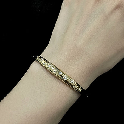 chica luciendo brazalete acero dorado circonitas diseño joyeria osnor
