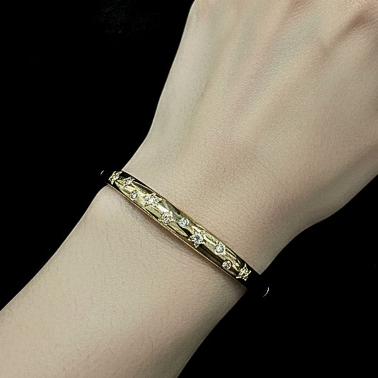 chica luciendo brazalete acero dorado circonitas diseño joyeria osnor