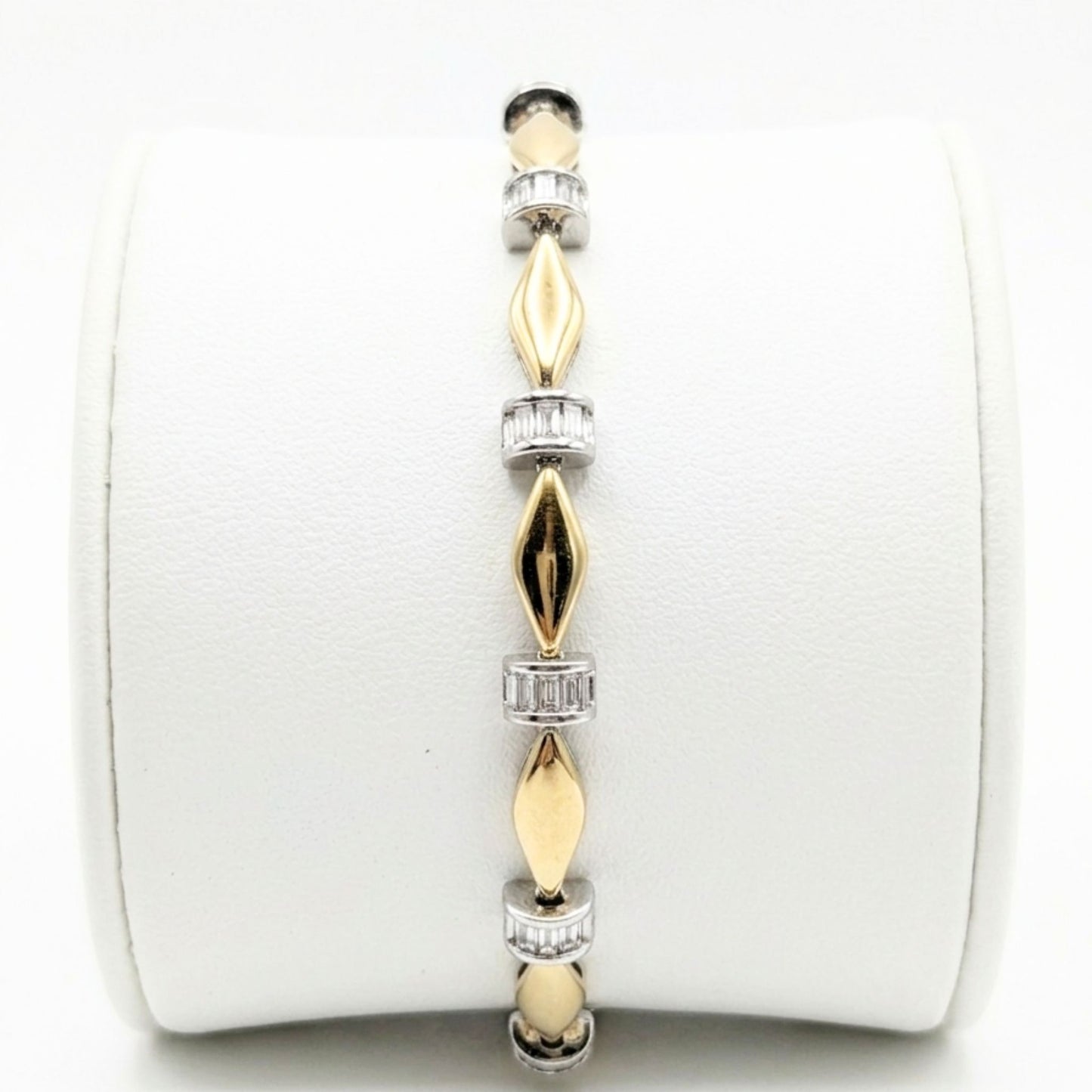 Pulsera acero inoxidable dorado chapado oro 14ktes circonitas blancas engastadas diseño joyería osnor moda moderno 