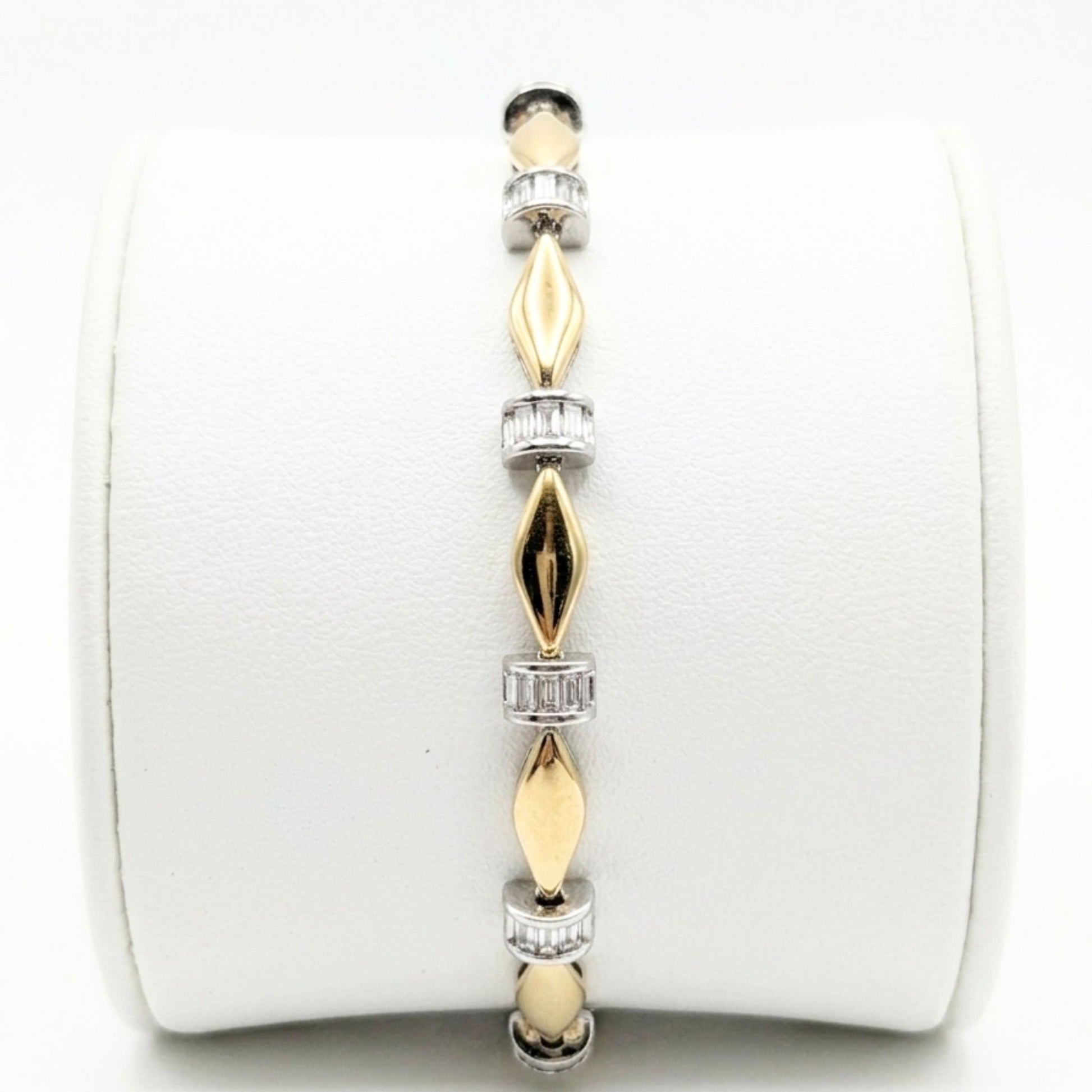 Pulsera acero inoxidable dorado chapado oro 14ktes circonitas blancas engastadas diseño joyería osnor moda moderno 